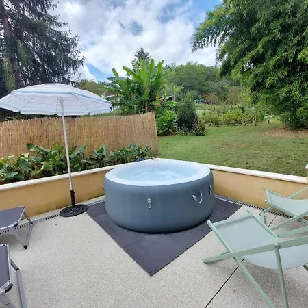 Des Sources A Climatise Et Holiday home *