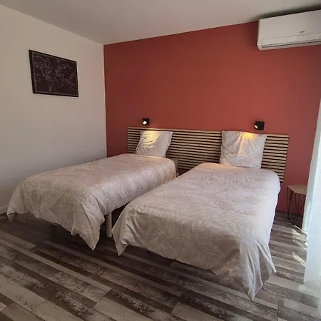 Des Sources A Climatise Et Holiday home *