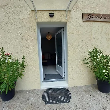 Des Sources A Climatise Et Holiday home *